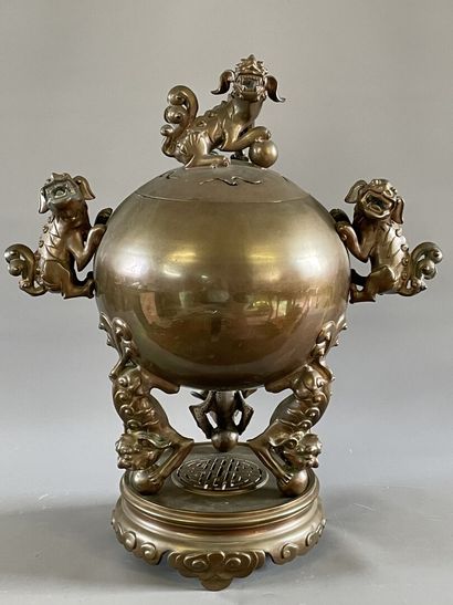 INDOCHINE vers 1900: Grand brule-parfum tripode...