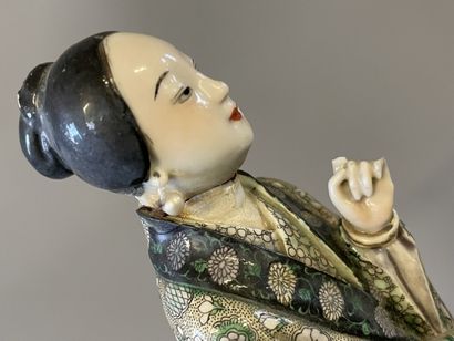 Deux statuettes de femmes en porcelaine,...