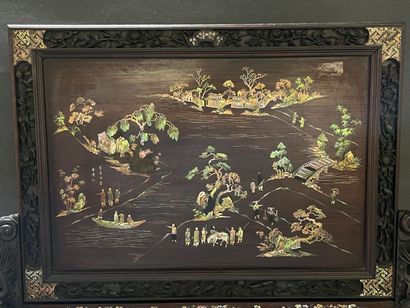 Ecran en bois à décor de scène de vie en...