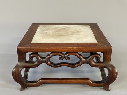 Socle en bois ajouré dessus mabre. 

9 x...