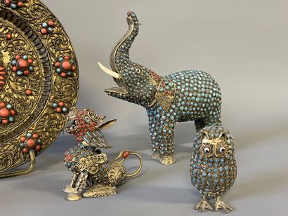 Coupe, deux boites, deux éléphants, deux...