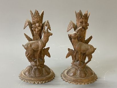 Paire de socles de vases cornet en bois sculpté...