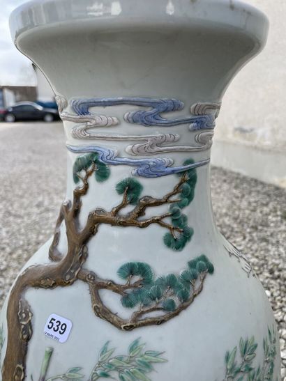Vase balustre en porcelaine de Chine à décor...
