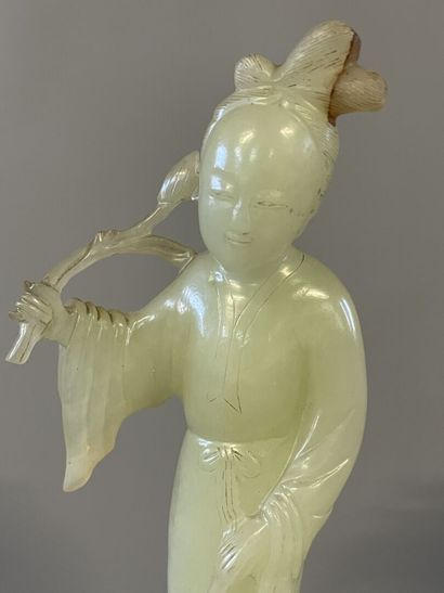 Femme à la fleur, sculpture en pierre dure...
