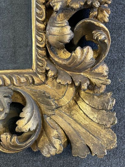 Cadre en bois et stuc doré avec verre. 

Italie...