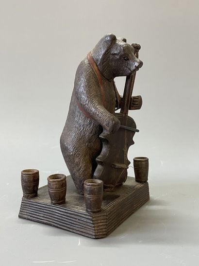 Ours contre-bassiste formant porte pipe.

Forêt...