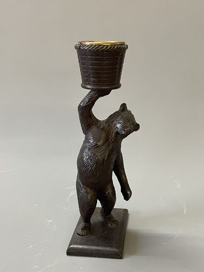 Ours dressé en bois sculpté soutenant un...