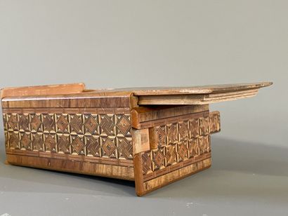 Trois boites en marqueterie de bois à ouverture...