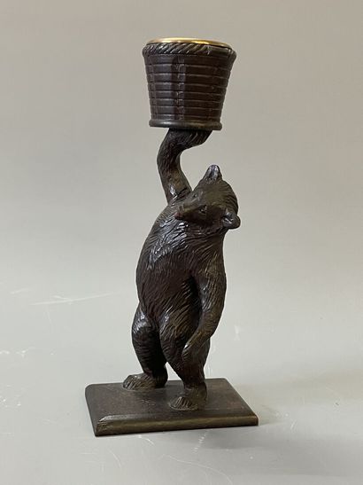 Ours dressé en bois sculpté soutenant un...