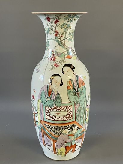 Vase balustre en porcelaine à décor scène...