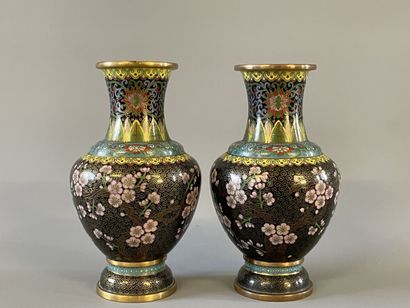 Paire de vases en émaux cloisonnés. 

H....