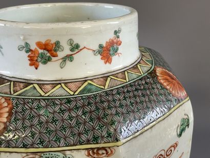 Vase à pans coupés en porcelaine de Chine...