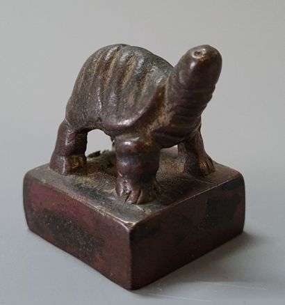 Cachet en bronze figurant une tortue.

4...