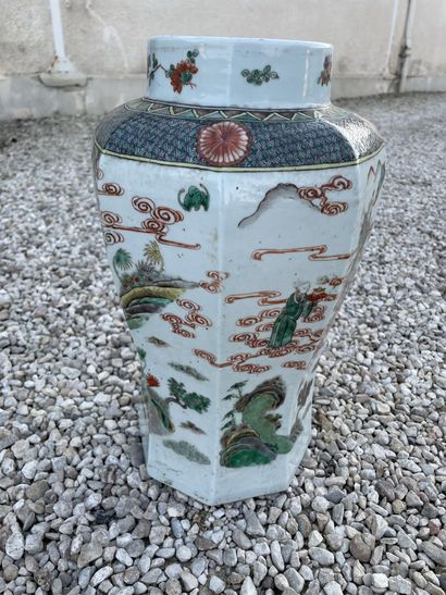 Vase à pans coupés en porcelaine de Chine...
