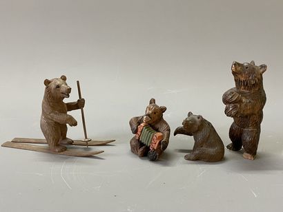 Ensemble de quatre ours en bois sculpté:...