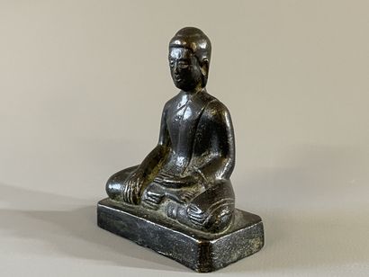 Bouddha en bronze patiné. 

H. :7cm.