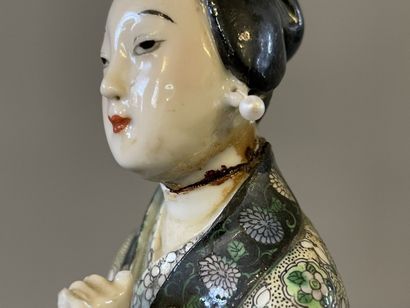 Deux statuettes de femmes en porcelaine,...