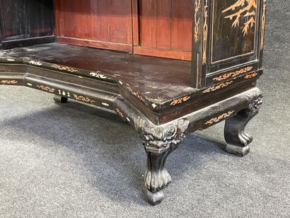 Autel en bois sculpté et patiné.

INDOCHINE...