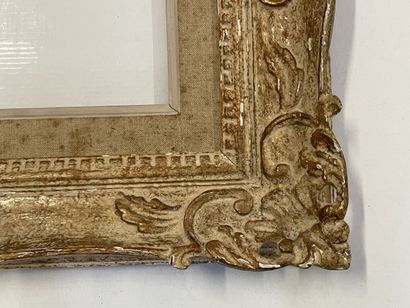 Cadre en bois et stuc patiné crème. 

Début...