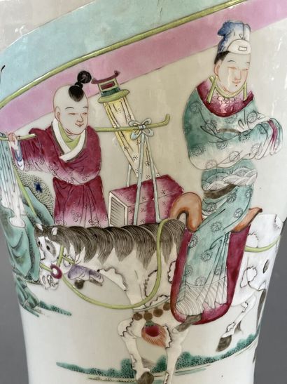 Vase balustre en porcelaine de Chine à décor...
