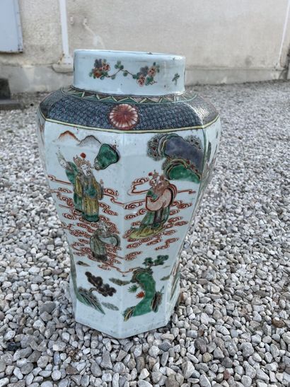 Vase à pans coupés en porcelaine de Chine...