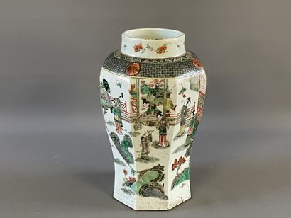Vase à pans coupés en porcelaine de Chine...
