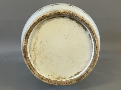 Vase balustre en porcelaine à décor de femme...