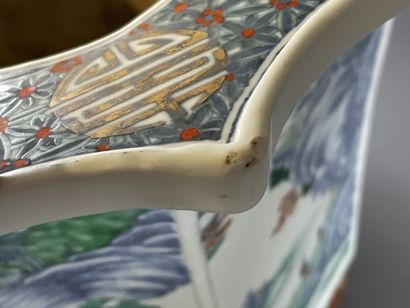 Jardinière en porcelaine de Chine à décor...