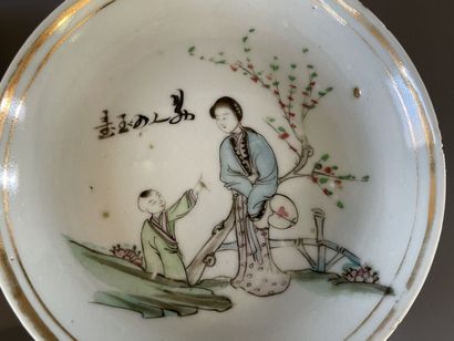 Ensemble de dix soucoupes en porcelaine de...