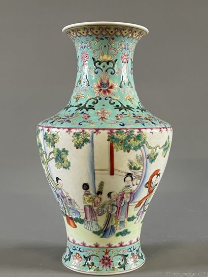 Vase en porcelaine de Chine à décor de scène...