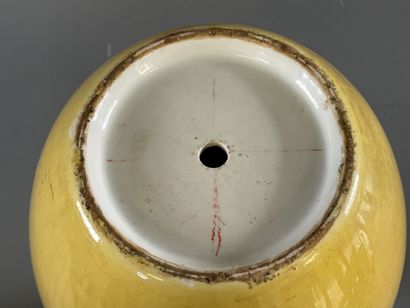 Vase en porcelaine de Chine, émail jaune....