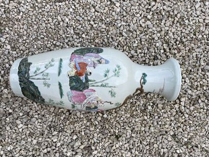 Vase balustre en porcelaine de Chine à décor...