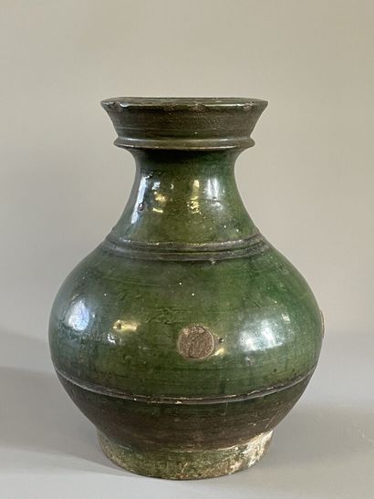 Vase en grès émaillé. 

H. :21 cm. 

Eclats...