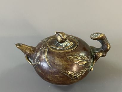 Petit théière asiatique en bronze patinée....