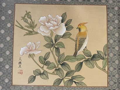 Douze peintures sur soie à décor de végétaux...