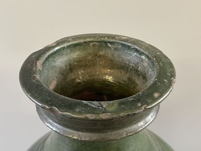 Vase en grès émaillé. 

H. :21 cm. 

Eclats...