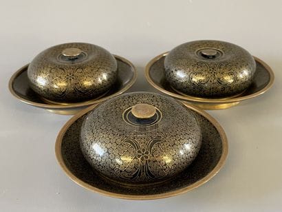 Trois coupes avec couvercle en cloche, en...
