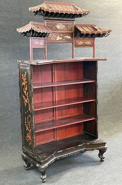Autel en bois sculpté et patiné.

INDOCHINE...