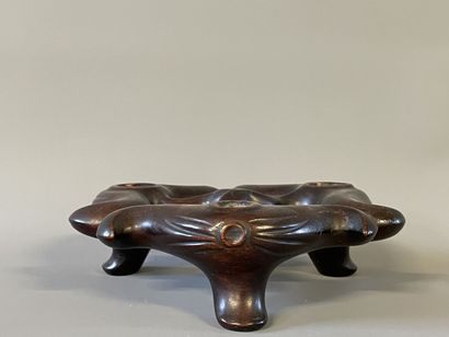 Socle en bois exotique sculpté pour brule...