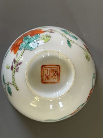 Soucoupe et deux bols en porcelaine de Chine,...