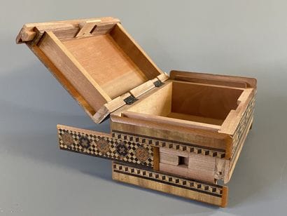 Deux boites en marqueterie de bois à ouverture...