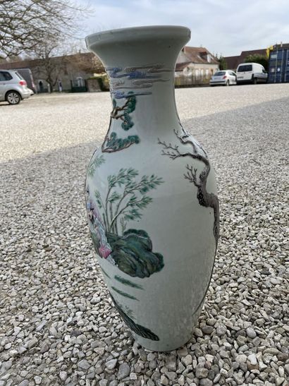 Vase balustre en porcelaine de Chine à décor...