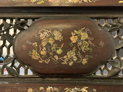 Ecran en bois à décor de scène de vie en...