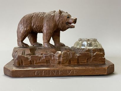 Deux encriers en bois sculpté figurant des...
