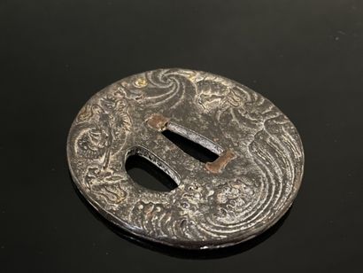 JAPON. 

Deux tsuba en fer. 

7 x 7,5 cm...