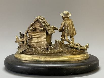 Encrier en bronze doré figurant une scène...