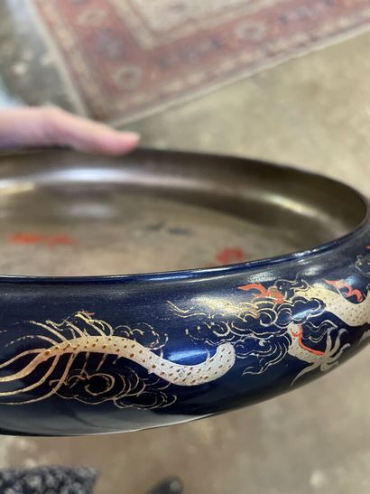 Coupe en laqué à décor de dragons et intérieur...
