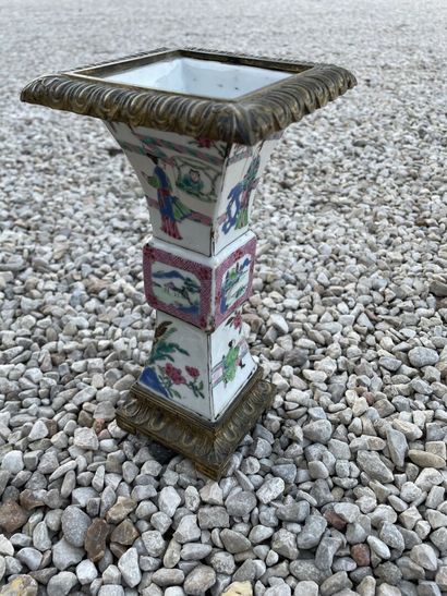 Vase en porcelaine à décor polychrome, monture...