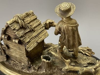 Encrier en bronze doré figurant une scène...