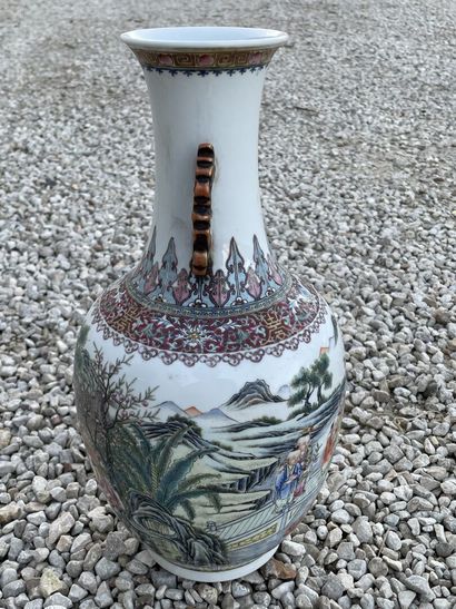 Vase balustre en porcelaine de Chine à décor...